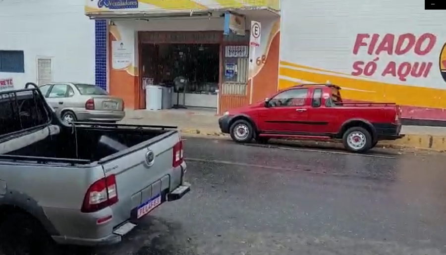 Após altas temperaturas dos últimos dias, Patos tem chuva fina na tarde desta quinta-feira (06). Vídeo