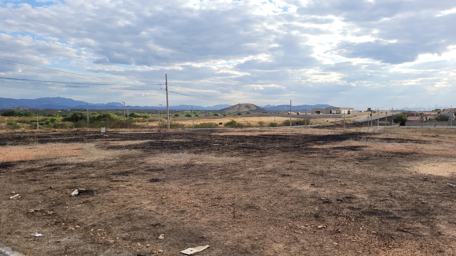 Internauta denuncia queimadas que estão prejudicando moradores no Residencial Itatiunga, em Patos