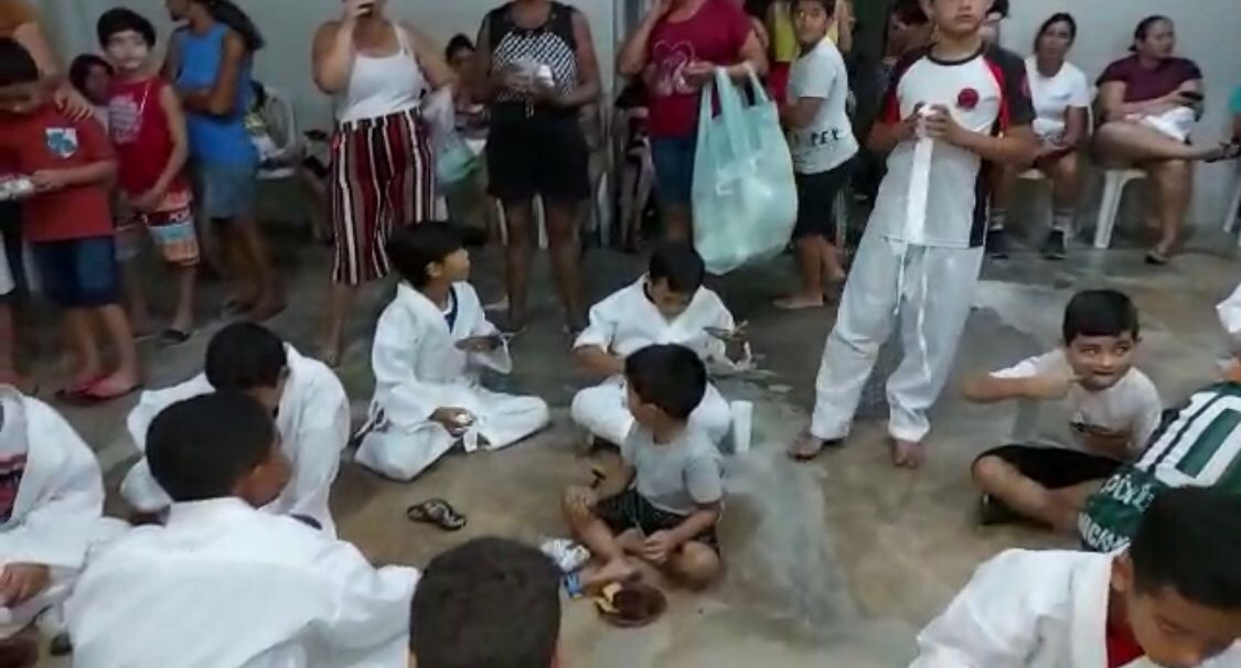 Projeto social “Karatê Educando Para a Vida” consegue apoios e realiza festinha para crianças. VÍDEO