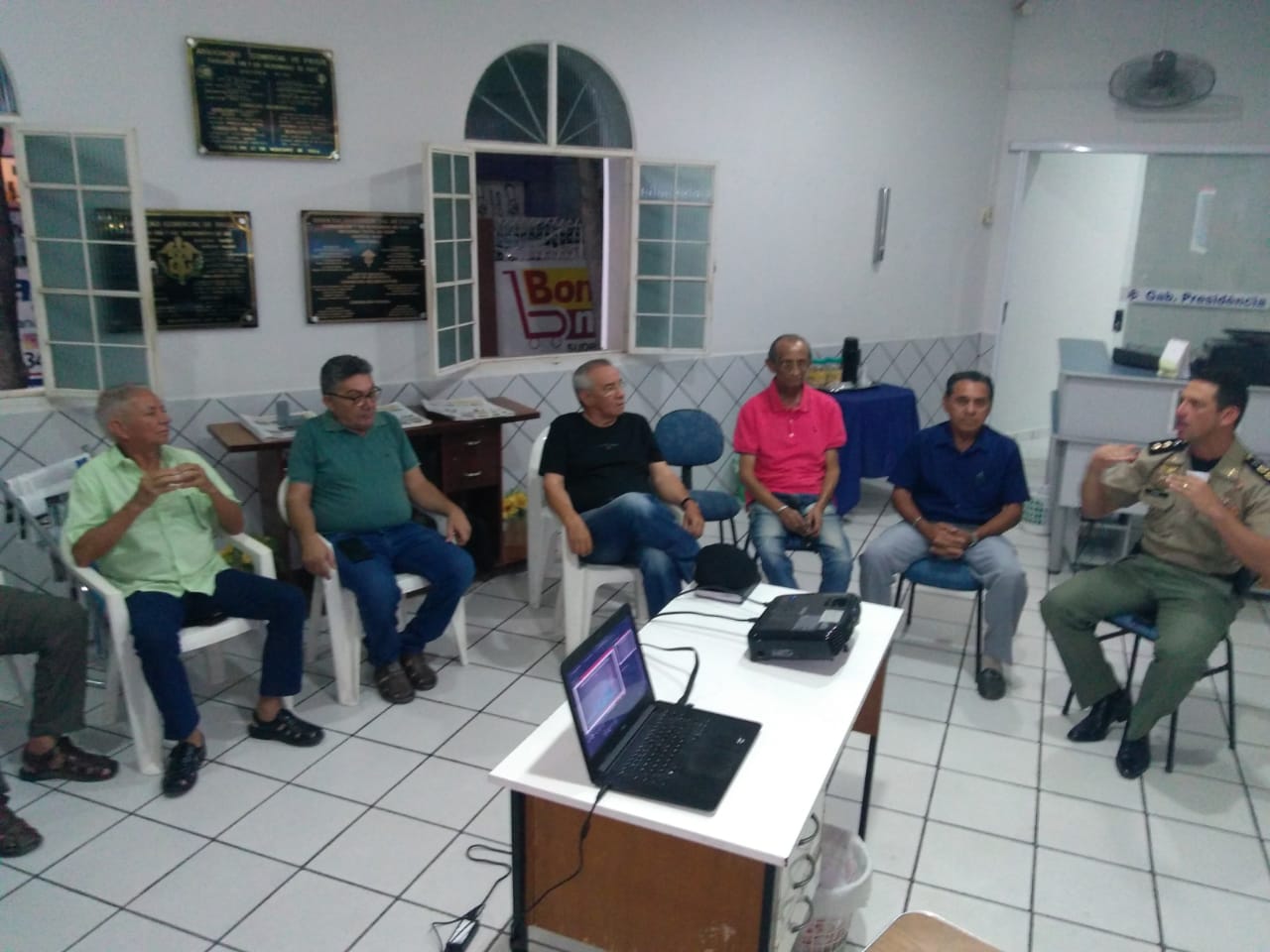 Comandante do 3º BPM, Tenente-Coronel Esaú, participa de reunião com representantes do comércio de Patos