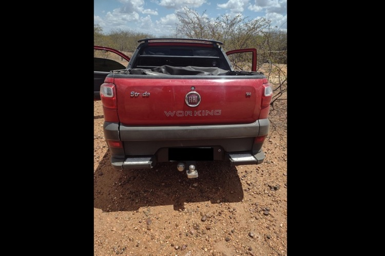 Bandidos invadem casa de vereador enquanto família almoçava, fazem-no de refém e roubam carro, na região de Catolé do Rocha