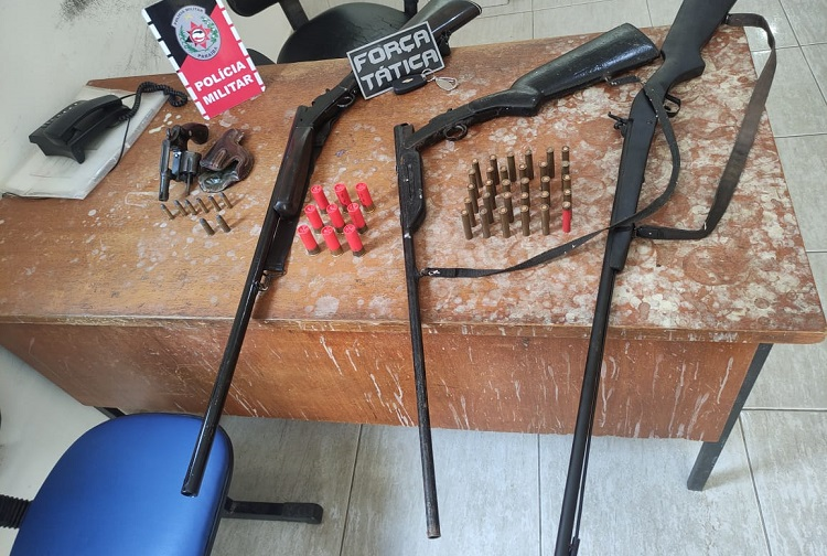 Polícia Militar cumpre mandado de prisão por homicídio e apreende armas e munições com o suspeito, em Olho D'água