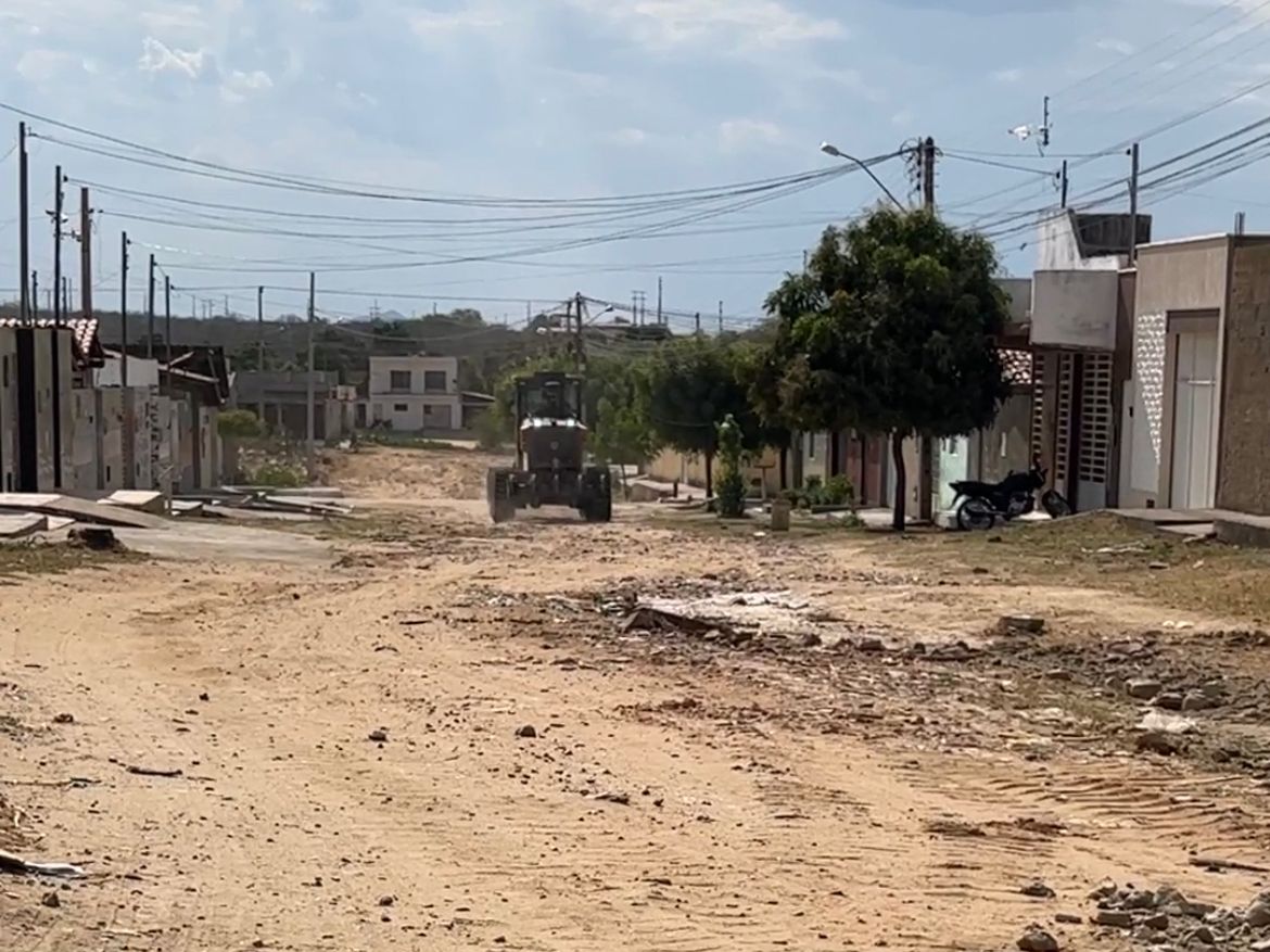 Secretaria de Serviços Públicos segue com mutirão de terraplanagem e limpeza no bairro Jatobá
