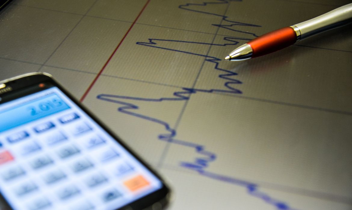 Inflação cai pelo 3º mês consecutivo no Brasil. IPCA registra terceira deflação seguida 