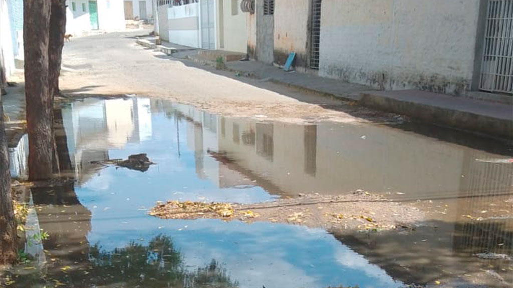 Moradores da Rua Nabor Barbosa de Carvalho cobram solução de galeria estourada na localidade. Prefeitura se posiciona e diz que irá buscar uma solução definitiva