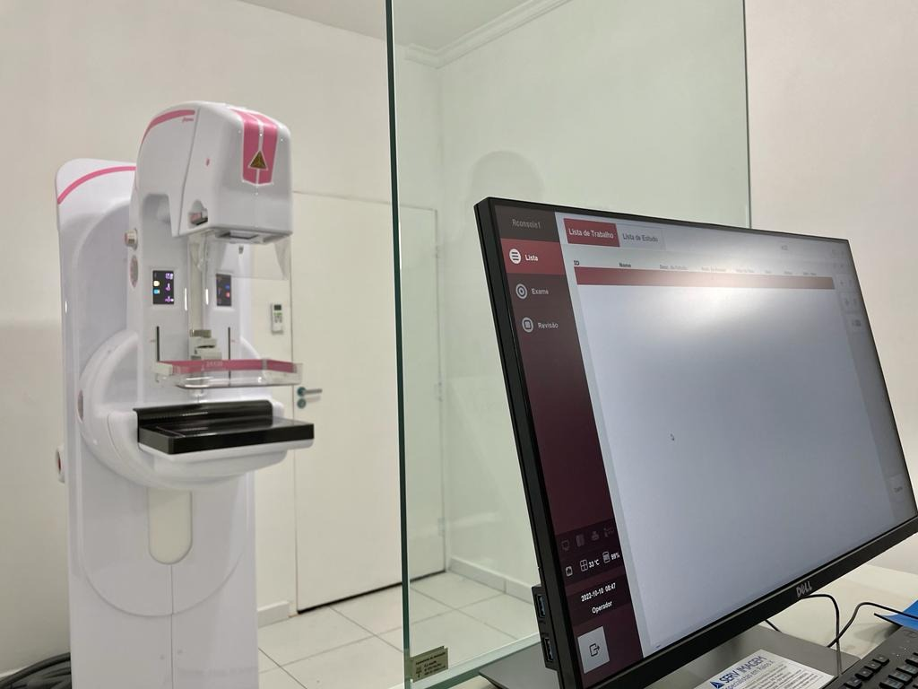 Mulheres comemoram a entrega de Mamógrafo para o Centro de Especialidades Frei Damião