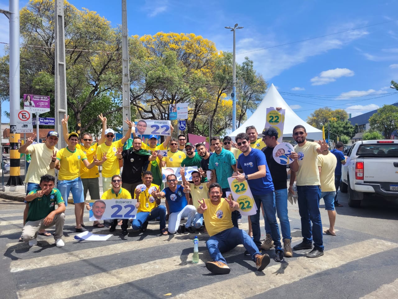 Adesivaço pró-Bolsonaro é realizado na manhã desta quarta-feira (12), em Patos