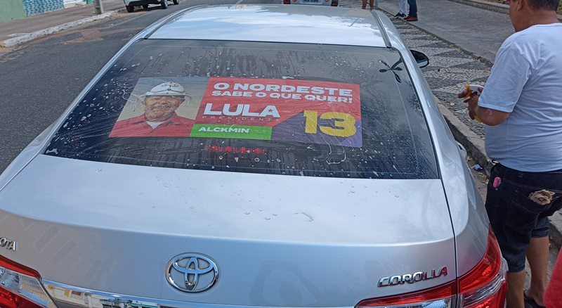 Adesivaço pró-Lula também é realizado na manhã desta quarta-feira (12), em Patos