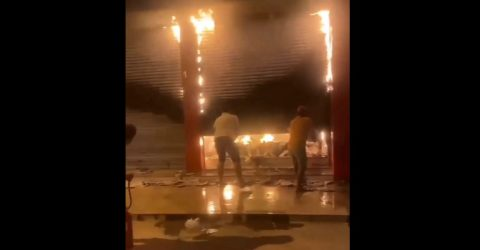 Em Sousa, loja de confecções é atingida por incêndio e populares e bombeiros conseguem apagar as chamas