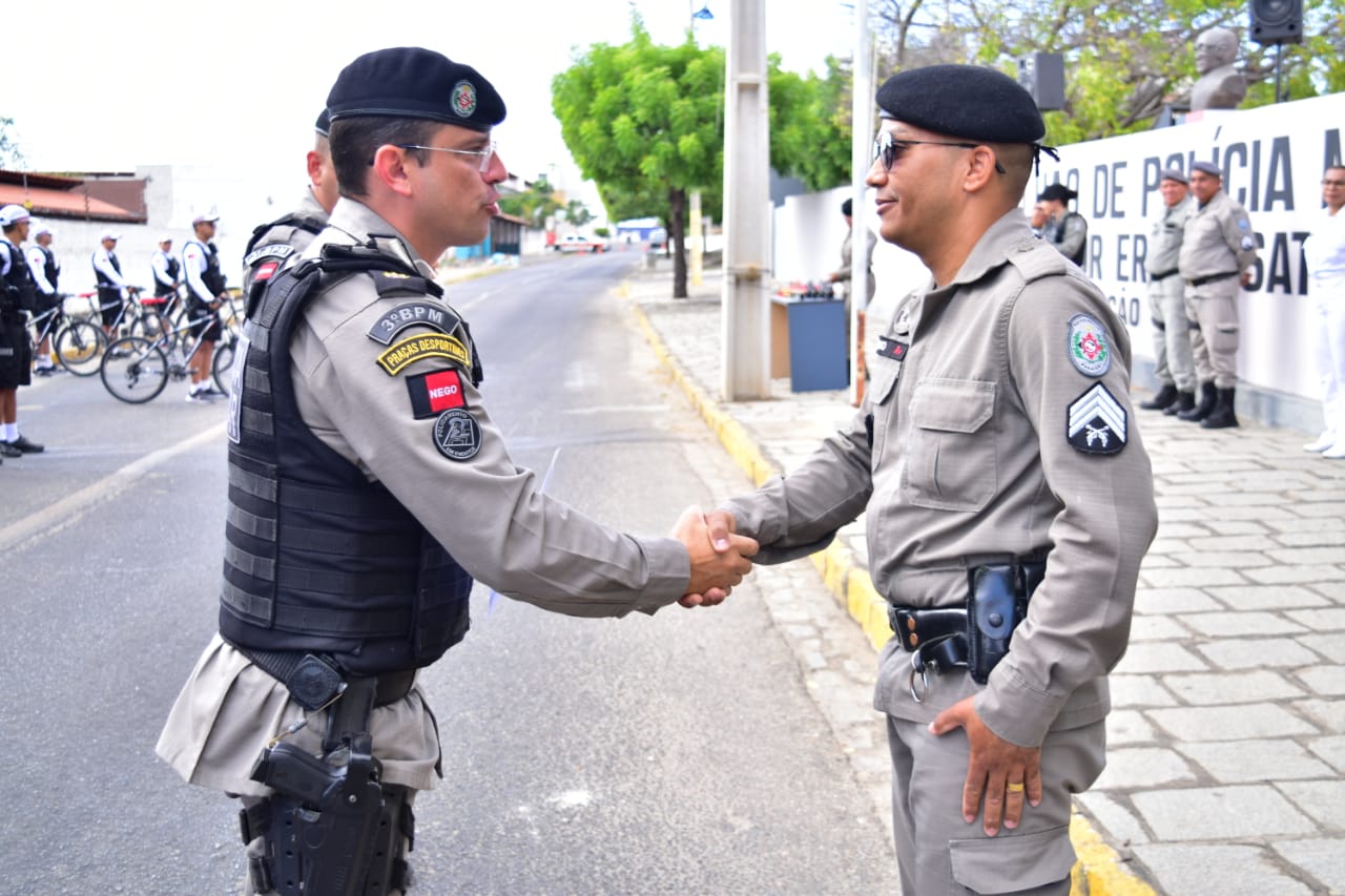 Polícia Militar promove formatura e homenageia vários policiais em Patos
