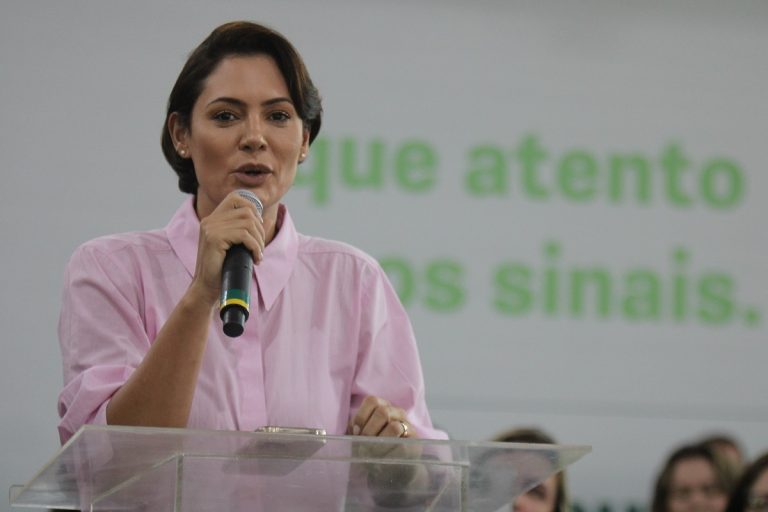 Homem atira em igreja antes de evento com Michelle Bolsonaro