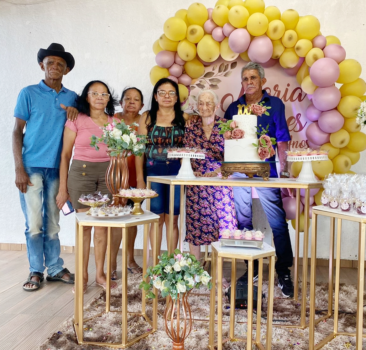 Em Patos: Mulher faz 101 anos e recebe parabéns de sua numerosa família 