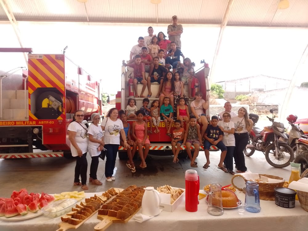 Crianças do Projeto Social Pão & Leite vivem dia especial e conhecem quartel do Corpo de Bombeiros em Patos