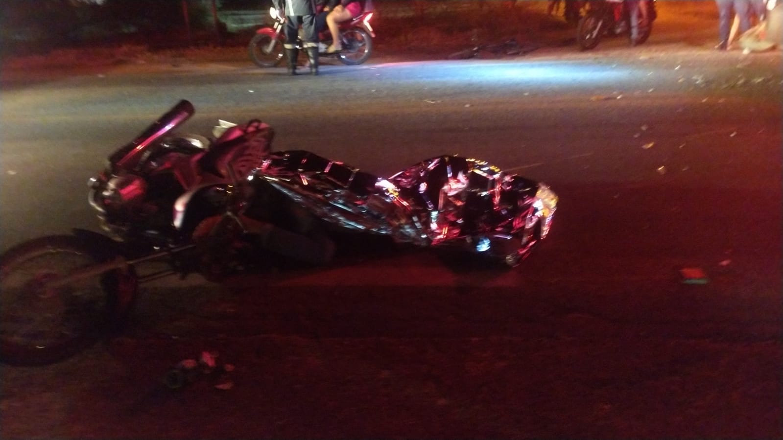 Homem morre e mulher fica ferida após colisão entre motocicleta e animal na noite deste domingo (16), em Patos