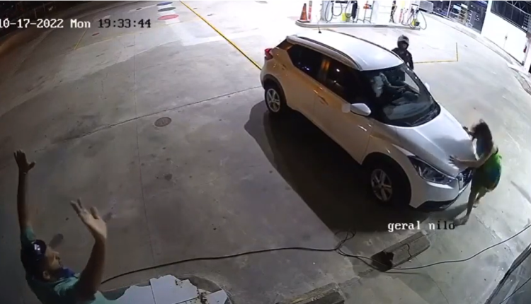 Mulher reage a assalto em posto de combustíveis e é agredida pelos bandidos, na Paraíba. VÍDEO