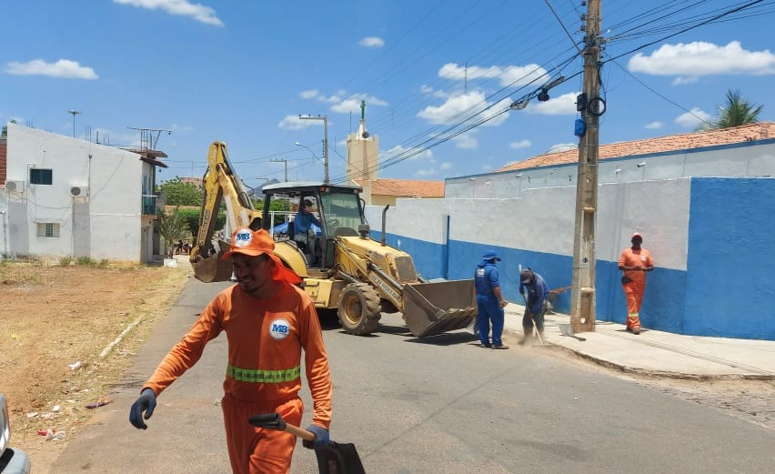 Prefeitura de Patos atende pedidos da Comunidade da Vila Cavalcante, e realiza limpeza e reparos na iluminação nesta terça