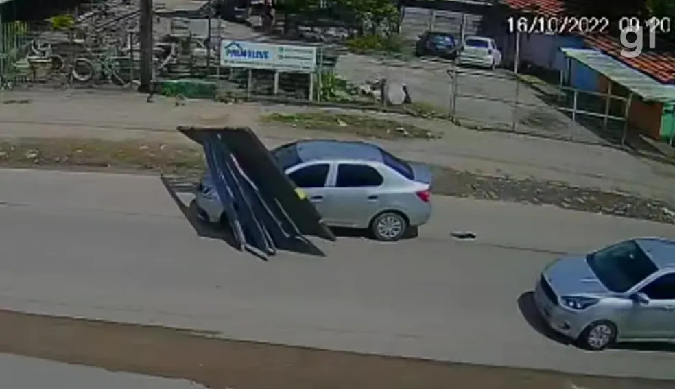 Homem foge sem pagar conta e arrasta portão de motel por avenida, em Pernambuco. VÍDEO