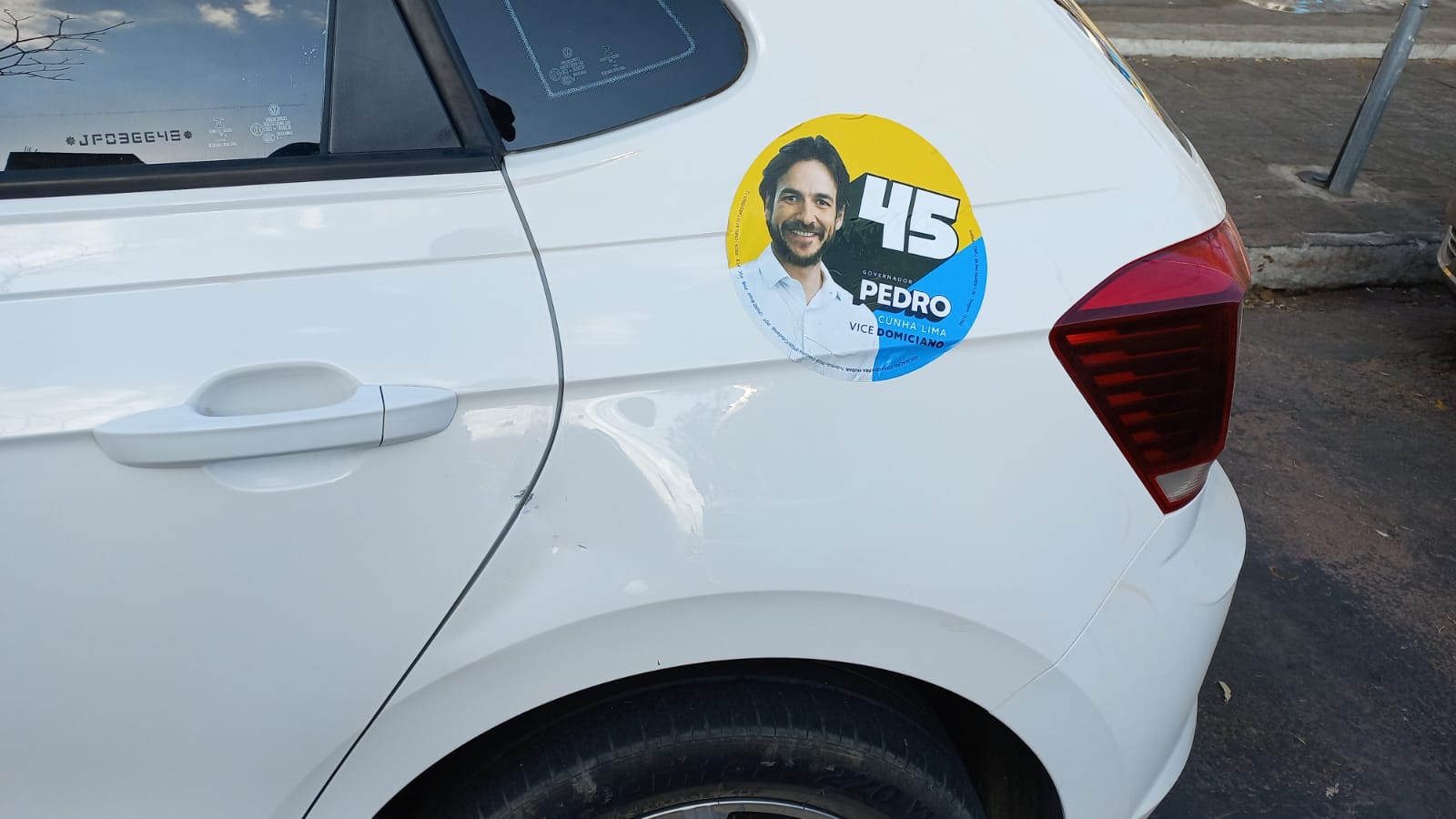 Veículo em que estava deputado eleito, Cabo Gilberto, e dois vereadores de Patos é atacado a pedradas na tarde desta quinta (20) no centro da cidade. Veja vídeo