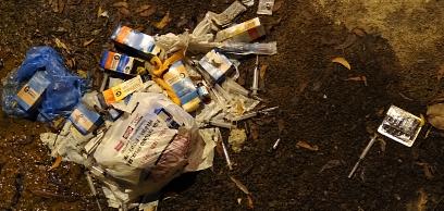 Internauta relata que lixo hospitalar está sendo descartado dentro do Canal do Frango, em Patos