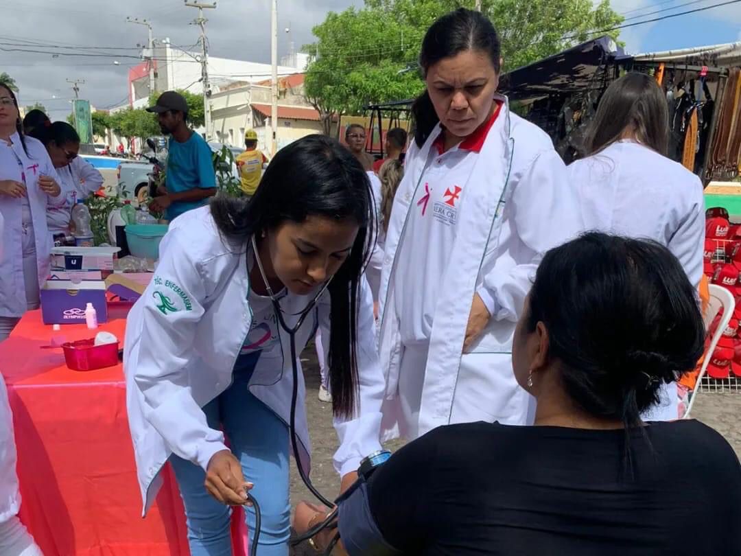 Alunos de curso técnico de enfermagem realizam mutirão de exames e prevenção em alusão ao Outubro Rosa, em Teixeira