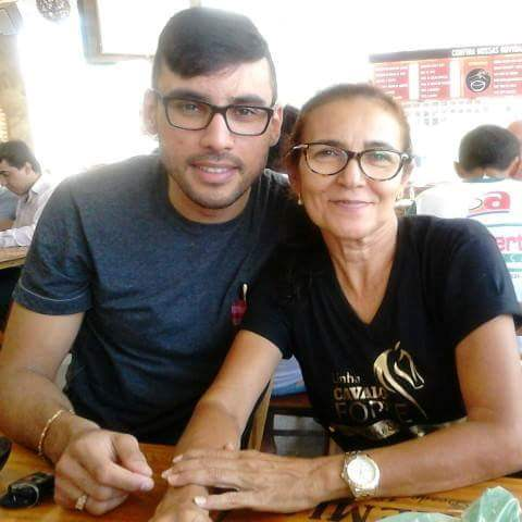 Mulher fica ferida em acidente envolvendo carro e moto em rotatória no bairro Belo Horizonte, em Patos, na manhã deste sábado (22)