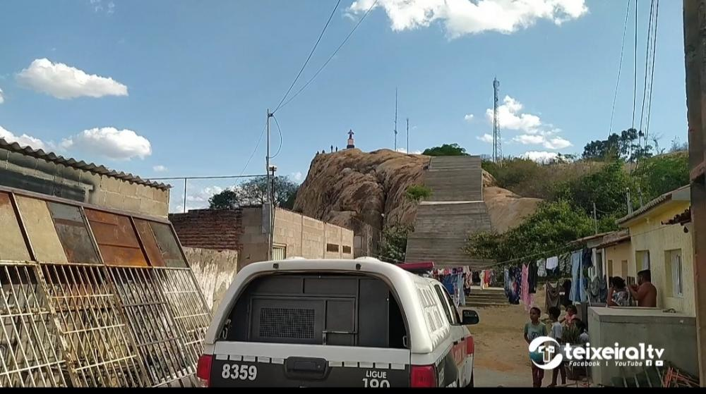 Policiais Militares salvam homem com sintomas de embriaguez que ameaçava se jogar da Pedra do Cruzeiro, em Teixeira, na tarde deste sábado (22). Vídeo