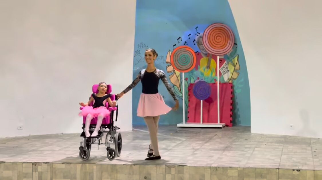Vídeo em que criança cadeirante aparece dançando Ballet com professora em Patos viraliza na internet e ultrapassa mais de 100 mil visualizações. Confira
