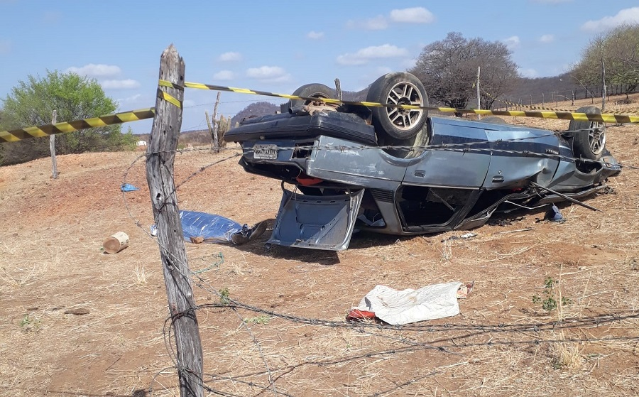 Criança e mulher sobrevivem a acidente de carro que vitimou duas pessoas, no Sertão
