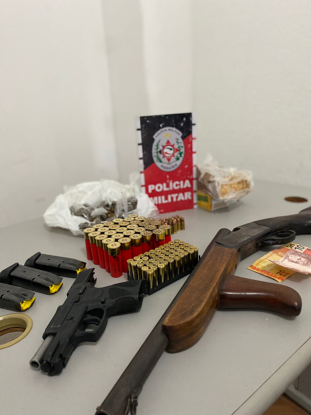 Polícia Militar dá detalhes de prisão de homem e apreensão de armas e drogas na manhã desta segunda-feira (24), em Patos