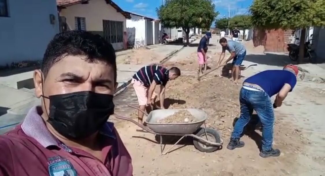 Moradores do distrito de Santa Gertrudes se reúnem para retirar material de rua que segundo eles, foi deixado pela Cagepa após serviços; empresa se posiciona. OUÇA