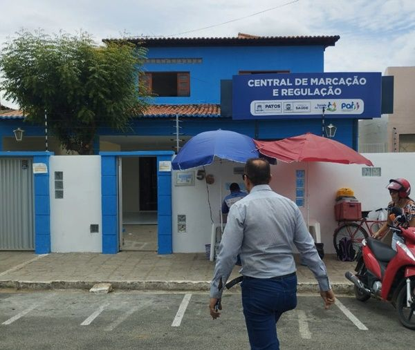 Vereador Josmá Oliveira denuncia energia cortada na Central de Exames de Patos. Gestão rebate, diz que problema foi pane elétrica e serviço já foi normalizado