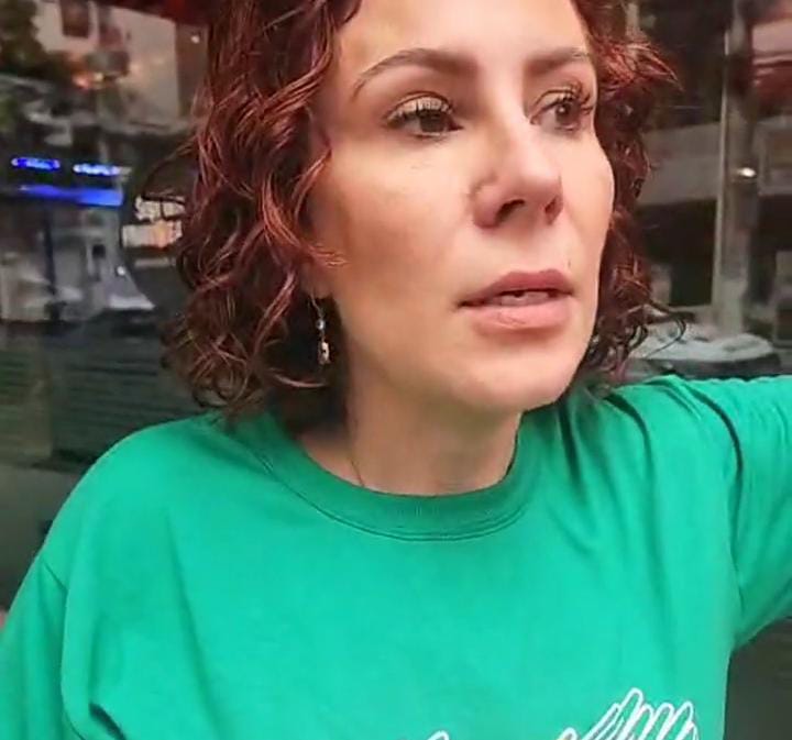 Carla Zambelli diz que foi atacada por petistas ao sair de restaurante e após ser empurrada precisou reagir. Ela conta o caso em suas redes sociais. VEJA OS VÍDEOS