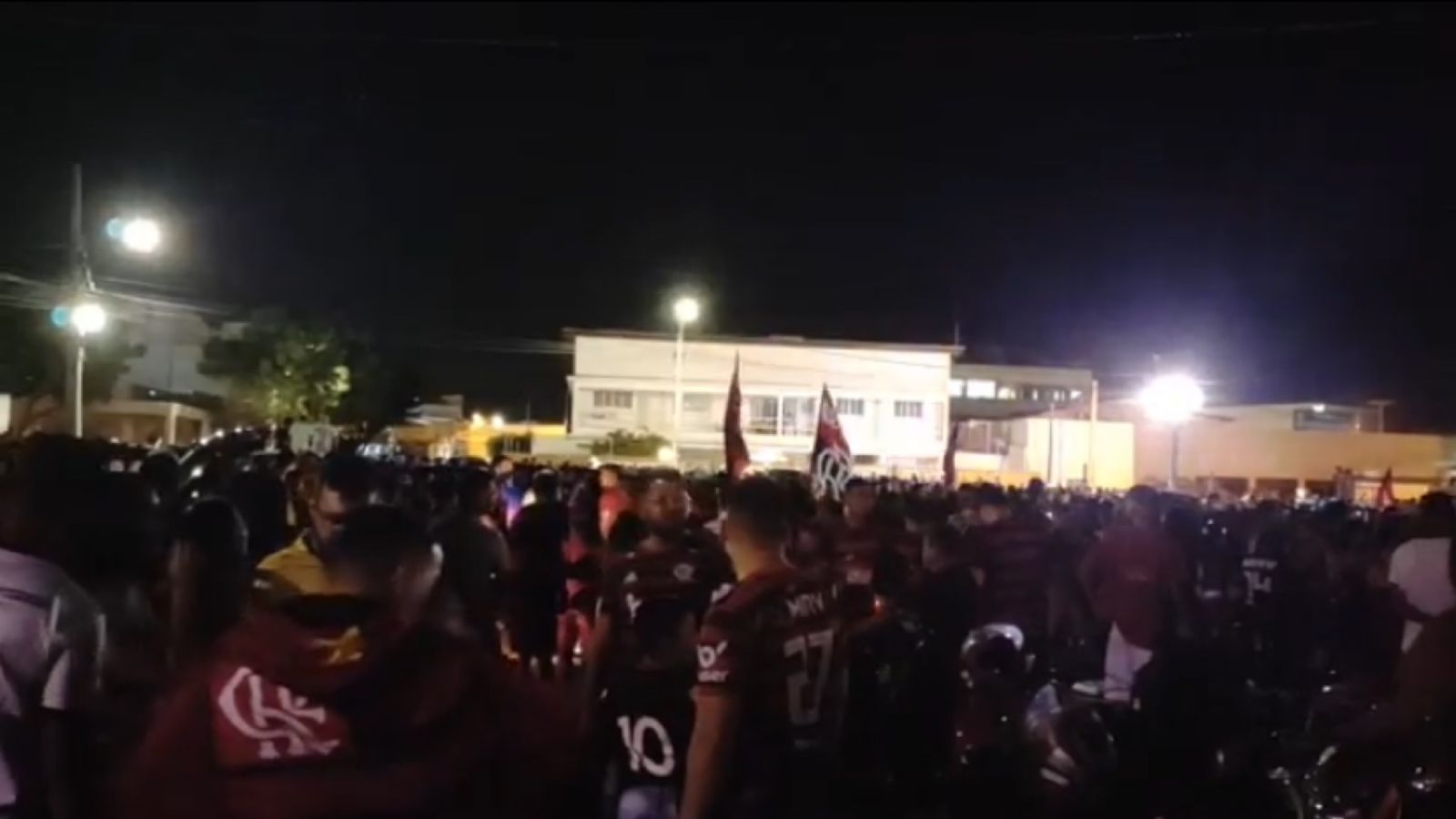 Torcedores do Flamengo lotam Terreiro do Forró em comemoração ao tricampeonato da Libertadores da América. Veja Vídeo