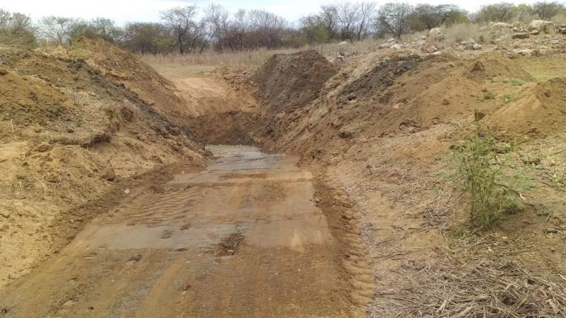 Após entrega de retroescavadeira, Secretaria de Agricultura de Patos inicia construção de cacimbas na zona rural