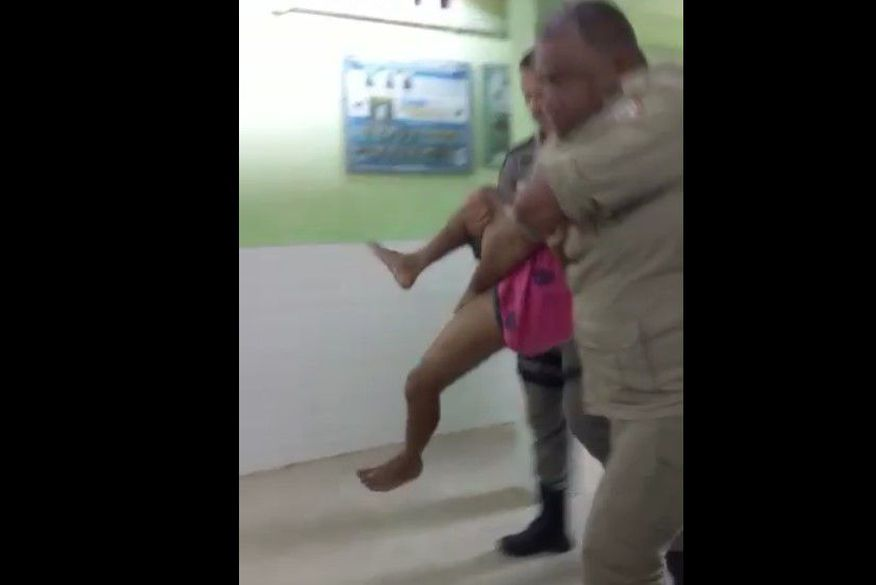 Com sinais de embriaguez, eleitor é flagrado indo votar só de cueca em Rio Tinto, na Paraíba, e acaba sendo retirado por policiais. VÍDEO