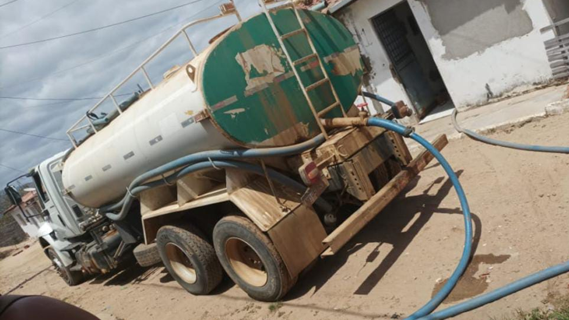 Moradores do Conjunto Maria Bernadete, em Café do Vento, relatam falta de água há 20 dias e pedem retorno. Cagepa diz que enviou equipe ao local para averiguar situação