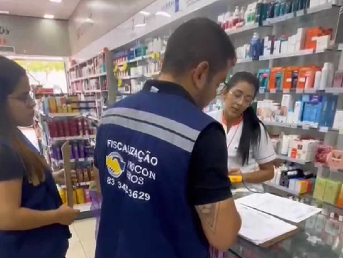 Procon/Patos realiza conscientização no comércio sobre alterações na lei que garante atendimento prioritário