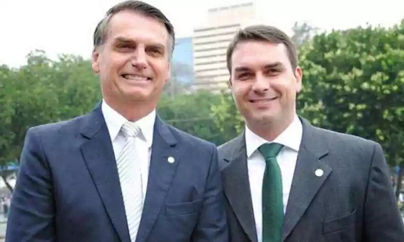 Flávio Bolsonaro, filho do atual Presidente, se pronuncia após mais de 20 horas sobre resultado das eleições