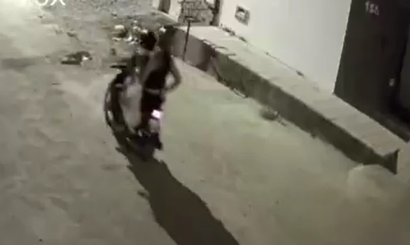 Câmeras de segurança flagram casal ateando fogo em terrenos na cidade de Patos. VÍDEO