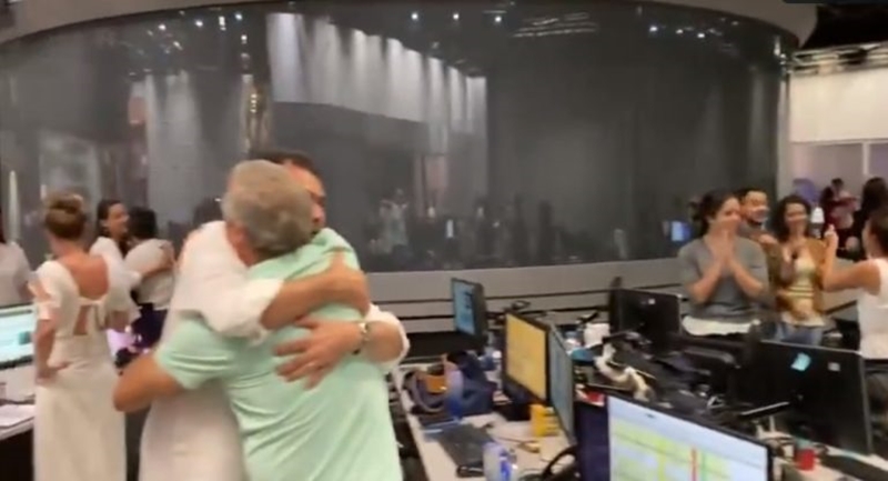 Profissionais da Redação da Globo, choram, se abraçam e comemoram vitória de Lula. Emissora se posiciona em nota. VEJA O VÍDEO