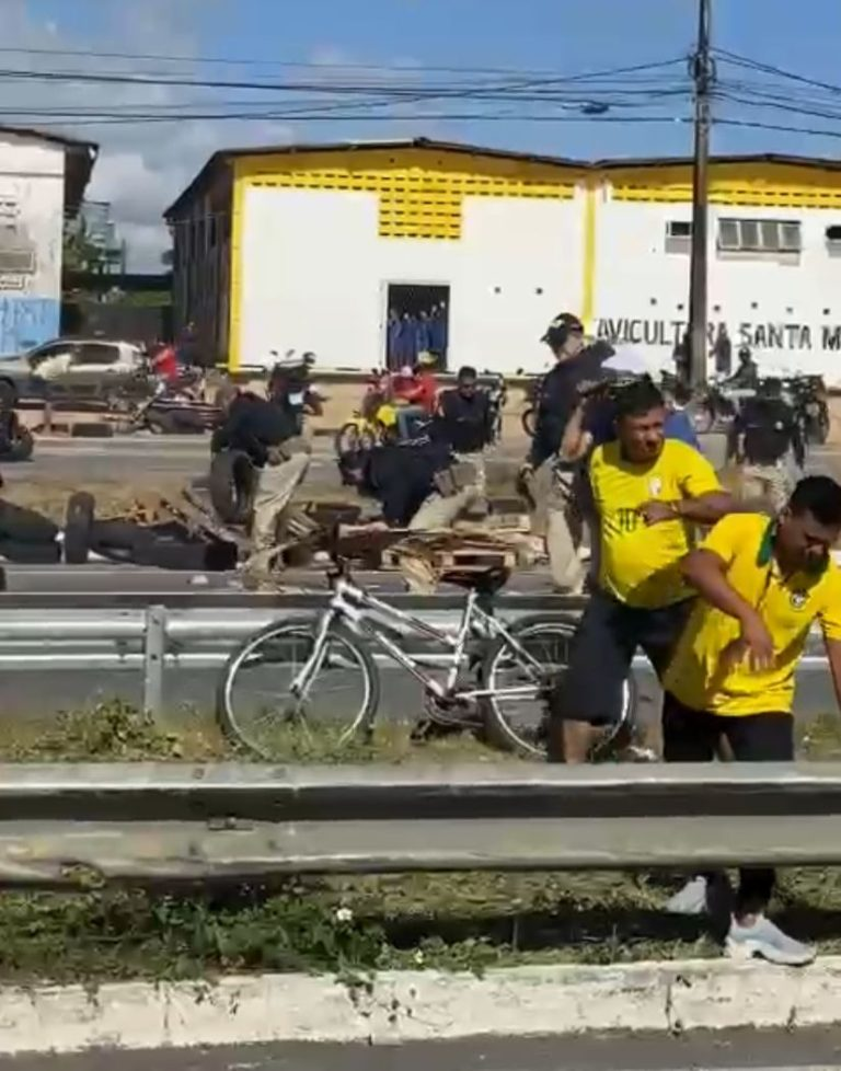 PRF usa gás de pimenta para desarticular protesto que interdita BR-101 no Rio Grande do Norte. VÍDEO