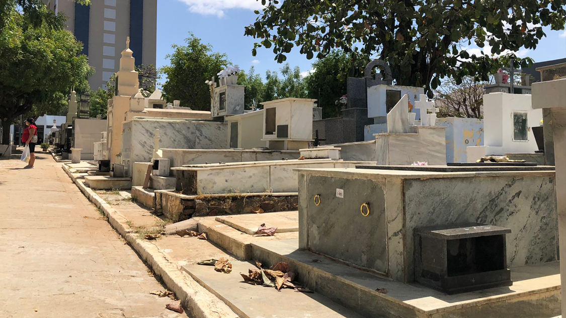 Cemitérios de Patos recebem limpeza para o Dia de Finados; templos ficarão abertos das 05h às 20h