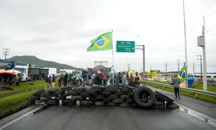 Protestos de caminhoneiros perdem força no 3º dia; pontos de interdições em rodovias caem para 167 em 17 Estados