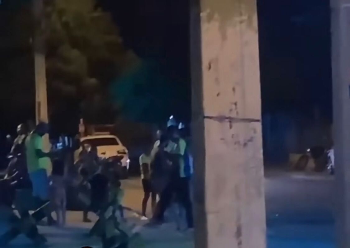 Grupo de bolsonaristas se reúne em frente ao Tiro de Guerra, em Patos, na noite desta terça-feira (01)