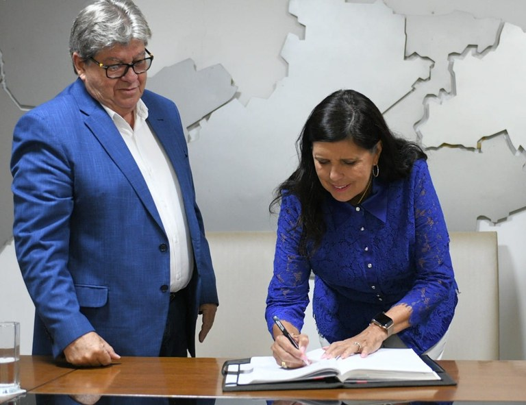 João Azevêdo tira licença e Lígia Feliciano assume cargo interinamente