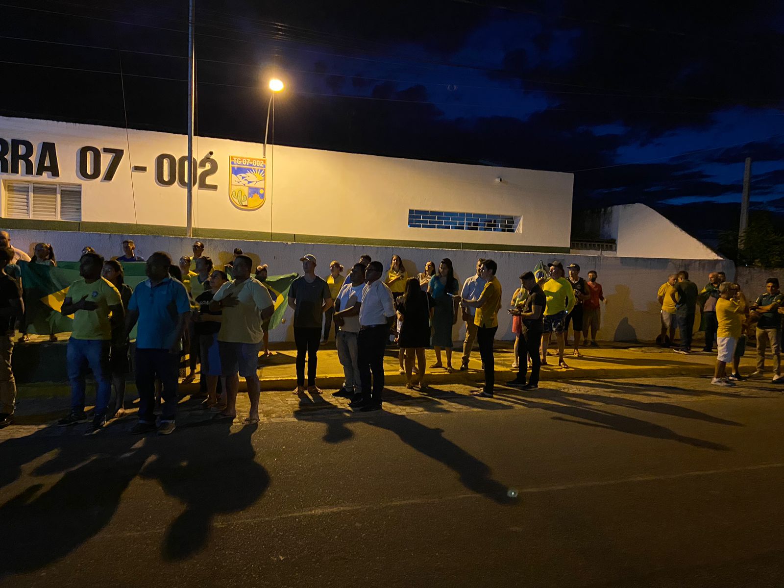 Manifestantes voltam a se reunir em frente ao Tiro de Guerra, em Patos, na noite desta quarta-feira (02). Veja as imagens