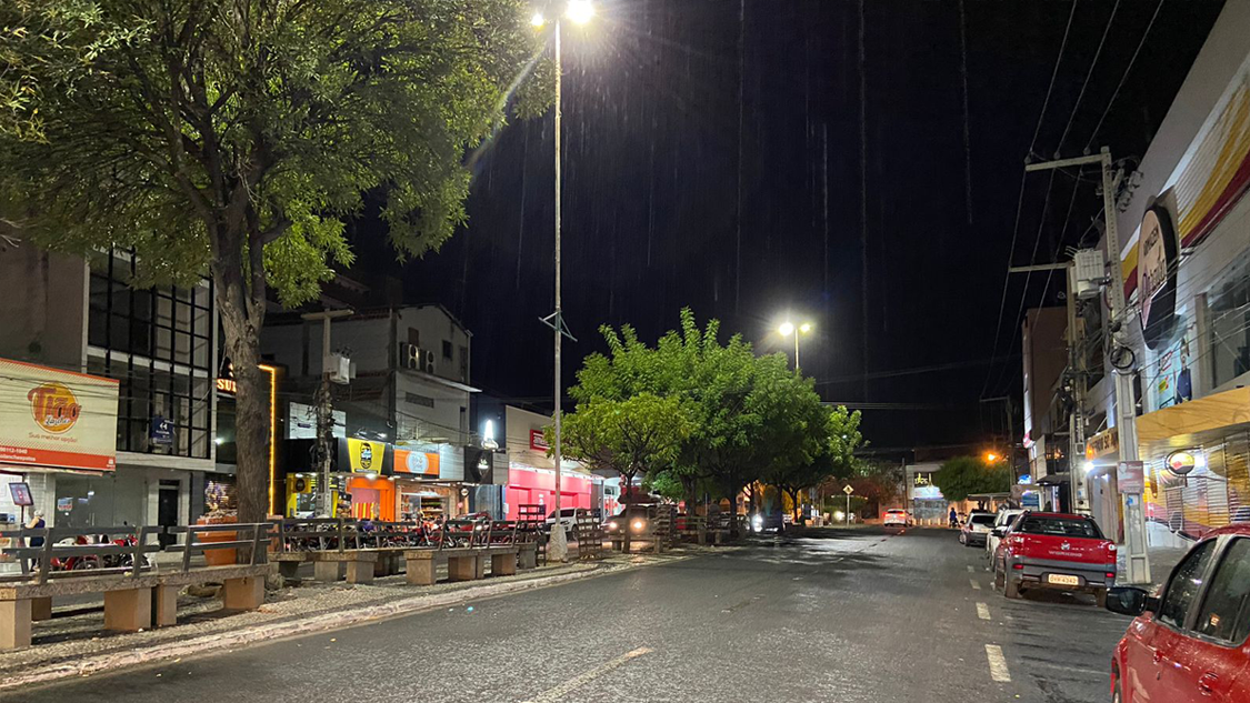 Patos registra chuva rápida na noite desta quarta-feira (02) no centro da cidade. Veja Vídeo