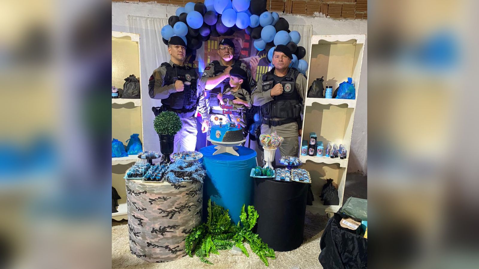 PMs participam de aniversário de criança em Patos, que é apaixonado pela polícia