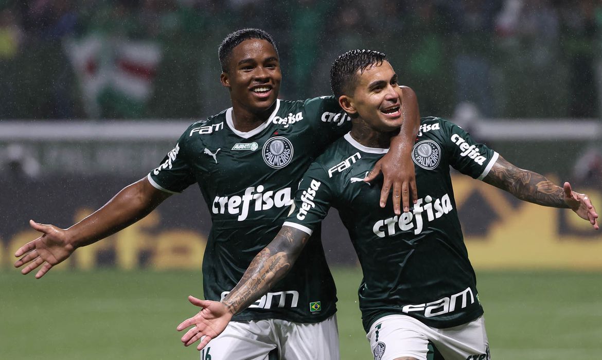 BRASILEIRÃO: Palmeiras goleia em noite de título; Timão vence no Rio e Coxa respira