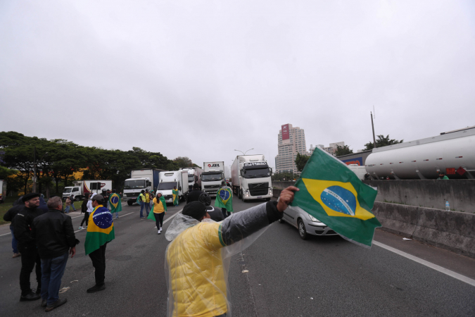Após pedido de Bolsonaro, bloqueios de rodovias caem para 86 em 11 Estados no início desta quinta-feira (03)